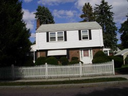 201 River St, Newton, MA 02465-1431