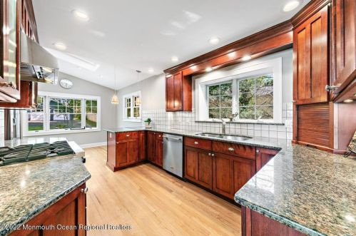 182 Pinckney Rd, Little Silver NJ 07739-1015 exterior