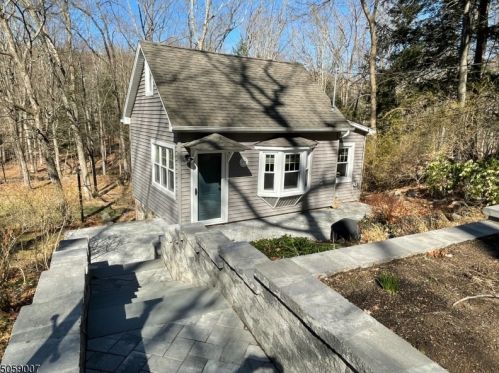 343 Stonetown Rd, Skyline Lakes, NJ 07456-1217