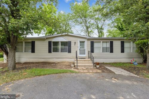 85 Hickory Ave, West Deptford NJ  08051-1501 exterior