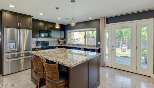 725 Country Gables Dr, Phoenix AZ 85053-4528 exterior