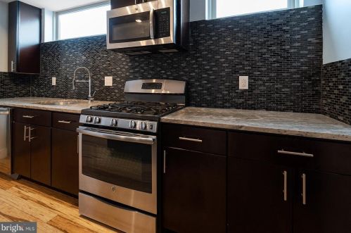 900 16th St, Philadelphia, PA 19130-1677