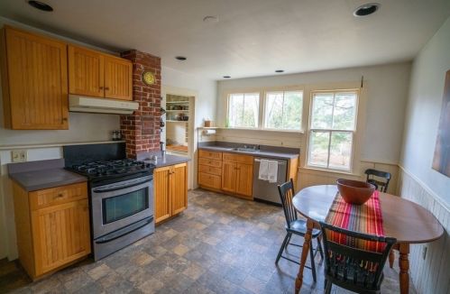 77 Mcclellan St, Amherst MA 01002-2012 exterior