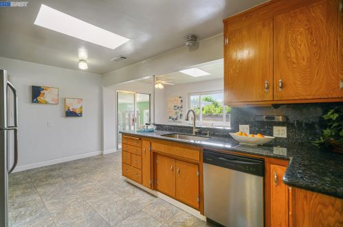 2165 Bradhoff Ave, San Leandro CA 94577-6119 exterior