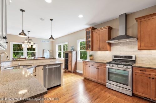 210 White Rd, Little Silver NJ 07739-1137 exterior