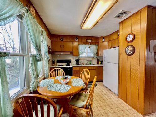 1083 Phillips Rd, New Bedford MA 02745-1716 exterior