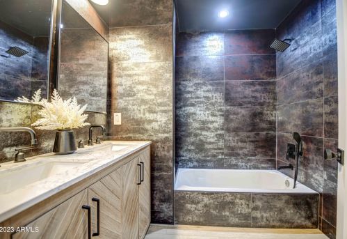 4043 44th Pl, Phoenix AZ  85018-5401 exterior