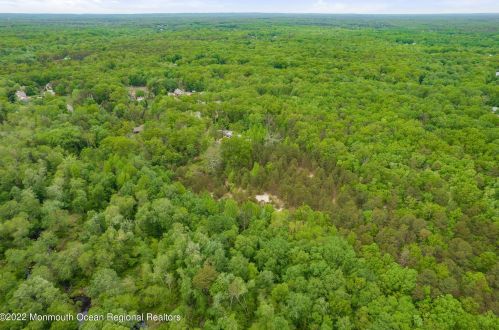 335 Veterans Hwy, Jackson Twp NJ 08527-2832 exterior