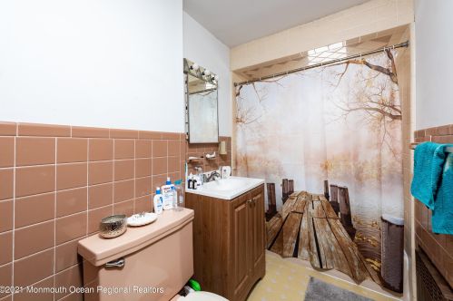 41 Salem Ln, Little Silver NJ 07739-1038 exterior