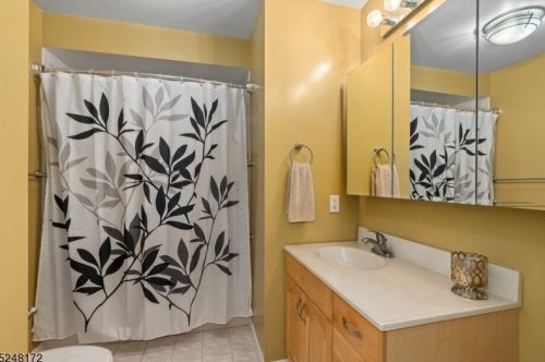 20 Robin Ln, Skyline Lakes NJ 07456-2932 exterior