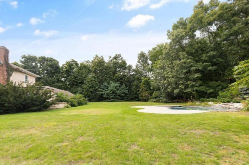 215 Ave, Weston MA 02493-1908 exterior