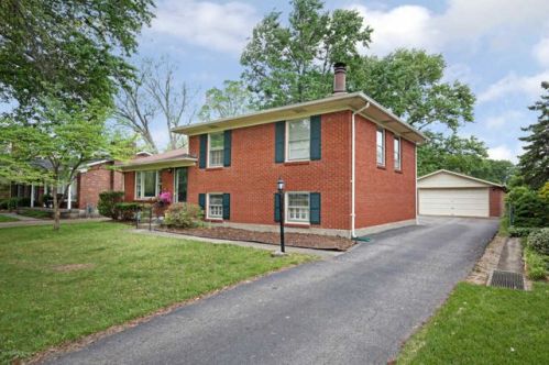 6840 Green Meadow Cir, Louisville, KY 40207-2850