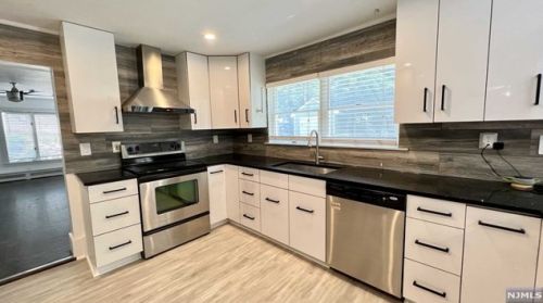 385 Stonetown Rd, Skyline Lakes NJ  07456-1308 exterior