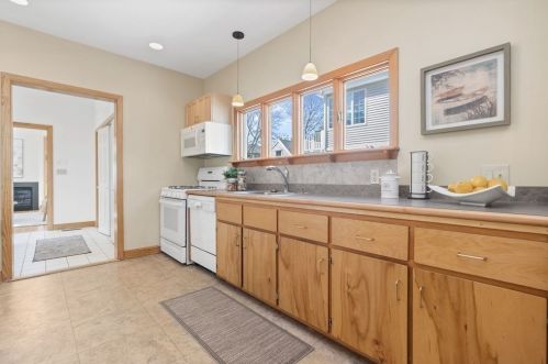 67 Bourne St, Newton MA 02466-1707 exterior