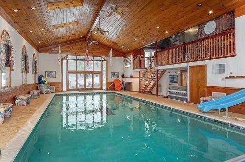 90 Countryside Ln, Milton MA 02186-4435 exterior