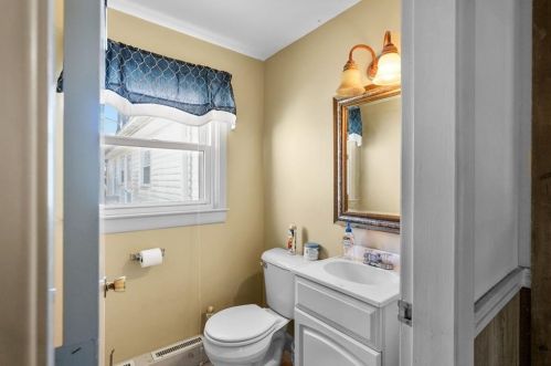 1062 Taunton Ave, Seekonk MA 02771-3111 exterior