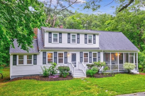 267 Summer St, Hingham, MA 02043-2035