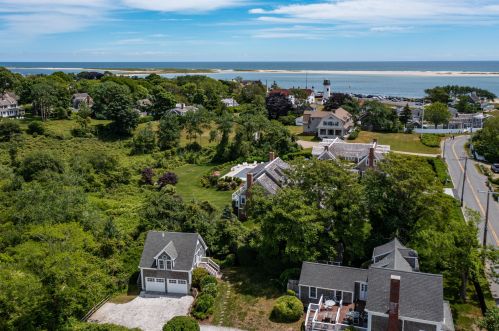 353 Bridge St, Chatham, MA 02633-2509