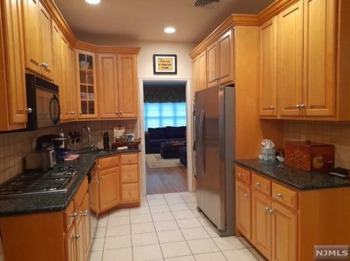 120 Stonegate Trl, Cresskill NJ 07626-2437 exterior