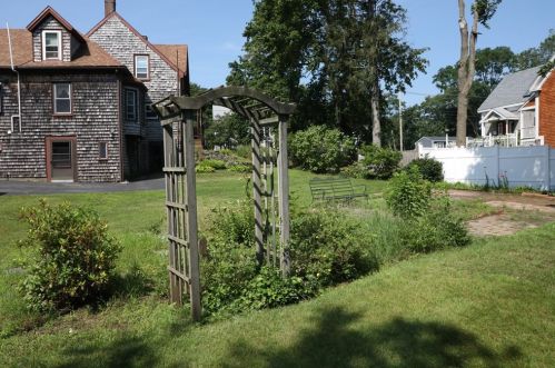 471 Main St, East Bridgewater MA 02324-1476 exterior