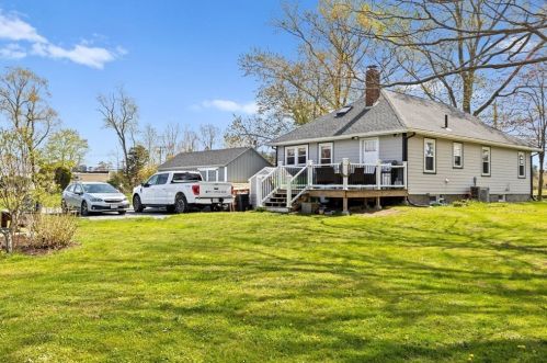 24 Main St, Berkley MA  02779-1399 exterior