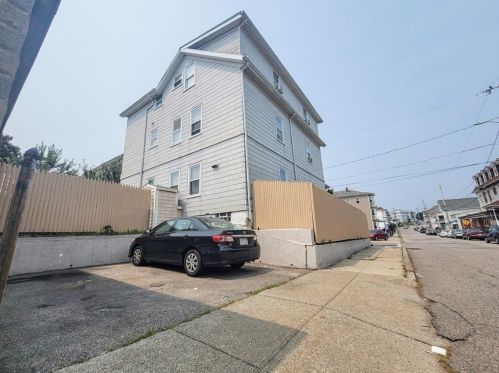 2 Barrett St, Fall River MA 02724-3302 exterior