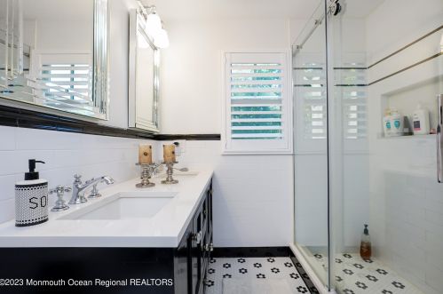 900 Roseld Ave, Tinton Falls NJ  07712-4154 exterior