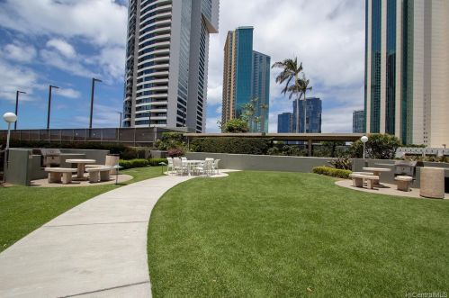 88 Piikoi St, Honolulu HI 96814-4245 exterior