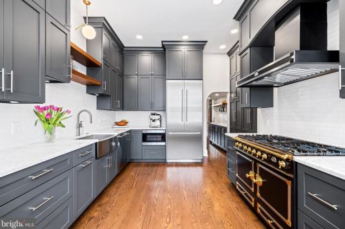 250 3rd St, Philadelphia, PA 19106-1114