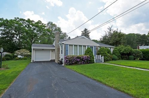 8 Harriet Ct, Seekonk, MA 02771-4805