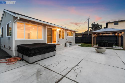 13095 Neptune Dr, San Leandro CA  94577-3130 exterior