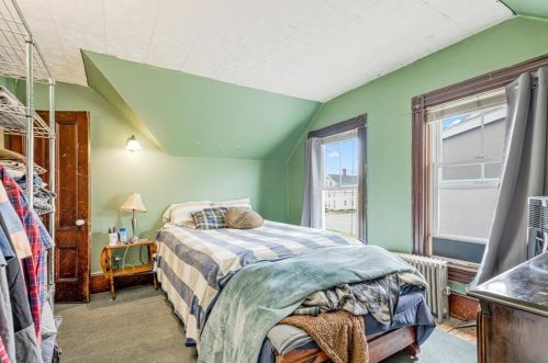 4 Walnut St, Taunton MA 02780-4255 exterior