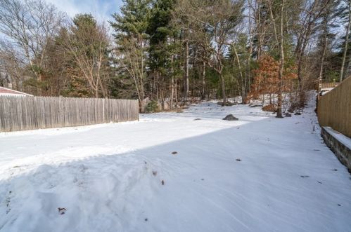 8 Ledge St, Sutton MA 01590-1665 exterior