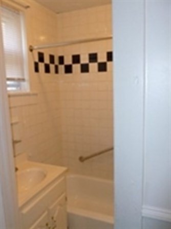 23 Brow St, Fall River MA 02721-2904 exterior