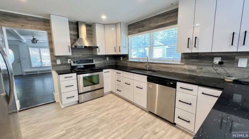 385 Stonetown Rd, Skyline Lakes NJ  07456-1308 exterior