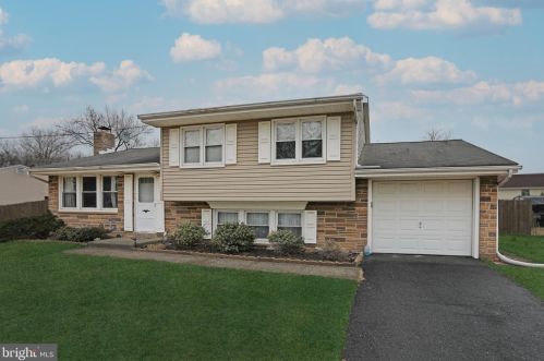 482 Meadowcroft Rd, West Deptford, NJ 08096-4017