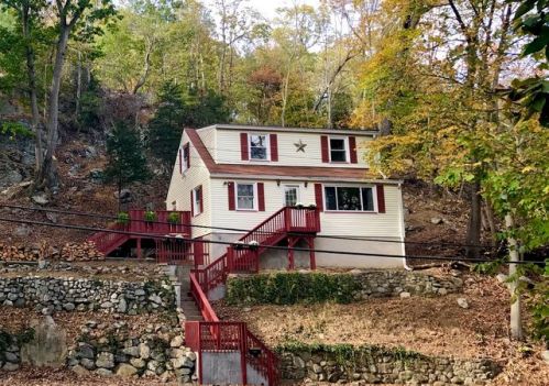 202 Skyline Lake Dr, Skyline Lakes, NJ 07456-1956