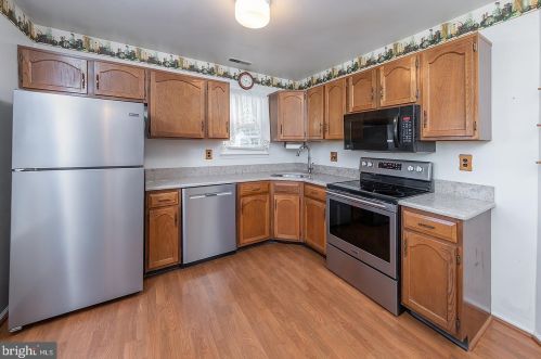 2 Lakebridge Dr, West Deptford NJ 08096-6717 exterior