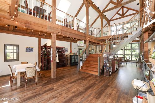 296 Main St, Sheffield MA 01257-9696 exterior