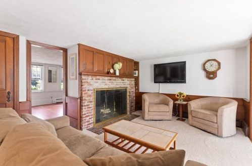 379 Main St, Groveland MA 01834-1428 exterior