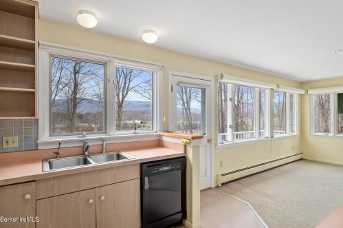 386 Oblong Rd, Williamstown MA 01267-3039 exterior