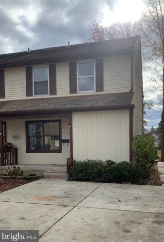 239 Leona Ct, West Deptford, NJ 08096-3231