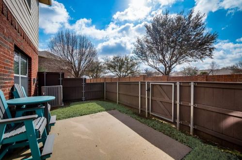 7216 Mediterranean Dr, Plano TX 75093-2137 exterior