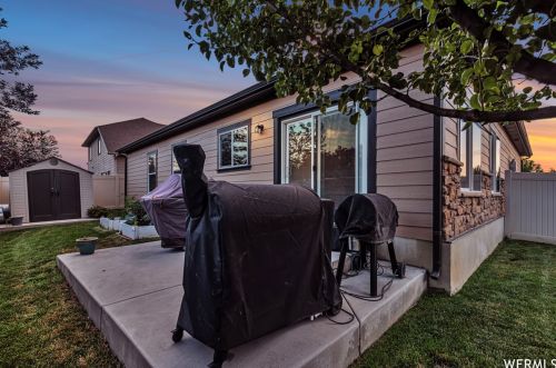 733 Clb Oaks Dr, Sandy UT 84070 exterior