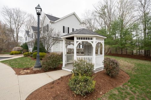 551 Bedford St, Whitman MA 02382-1876 exterior