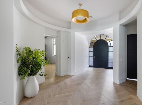 2 Biltmore Est, Phoenix, AZ 85016-2853