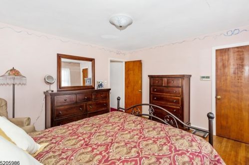 412 Greylock Pkwy, Belleville NJ 07109-2761 exterior