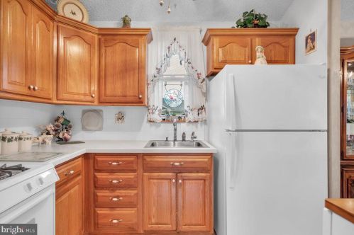 228 Somerset Rd, West Deptford NJ 08096-6066 exterior