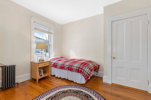 42 Maple St, Newton MA 02458-1712 exterior