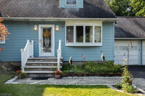 14 Kendall Dr, Skyline Lakes, NJ 07456-1825